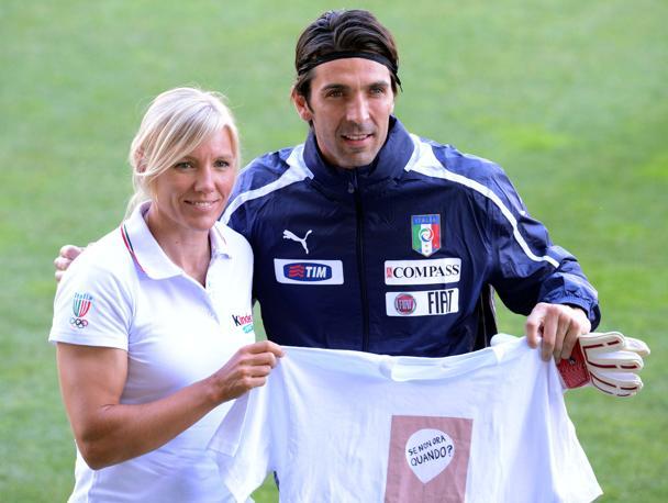 Josefa Idem con Gigi Buffon nel ritiro di Euro 2012. Afp